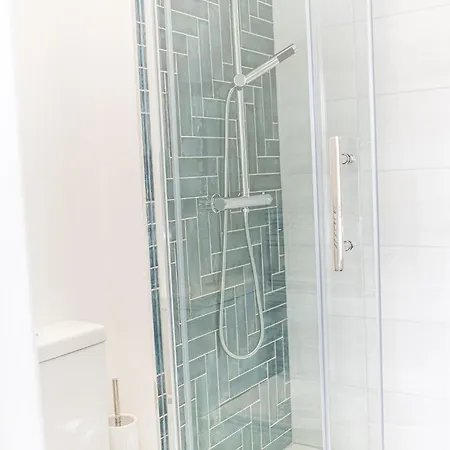 Holiday home Georgian With Private Courtyard & Free Parking