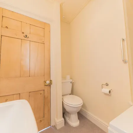 Georgian With Private Courtyard & Free Parking *