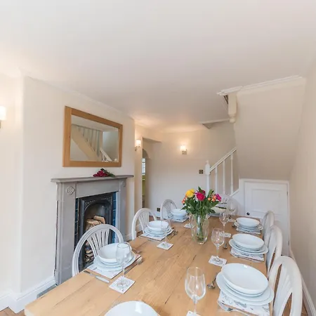 Georgian With Private Courtyard & Free Parking Holiday home Kendal
