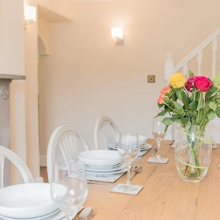 Holiday home Georgian With Private Courtyard & Free Parking