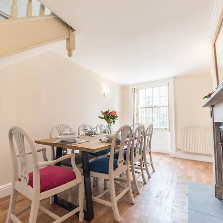 Georgian With Private Courtyard & Free Parking *