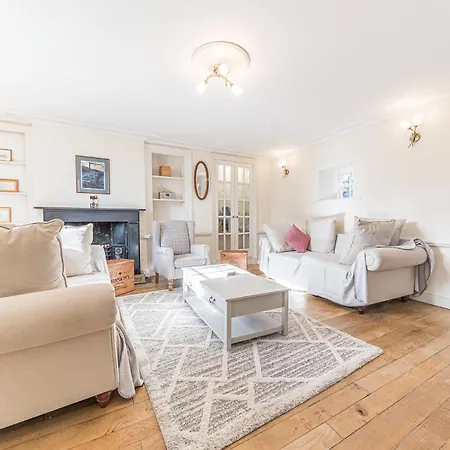 Georgian With Private Courtyard & Free Parking Holiday home Kendal