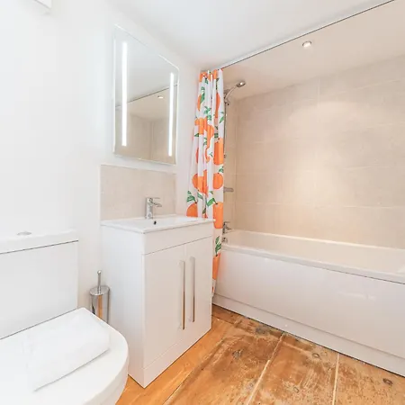 Georgian With Private Courtyard & Free Parking *