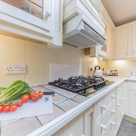 Georgian With Private Courtyard & Free Parking