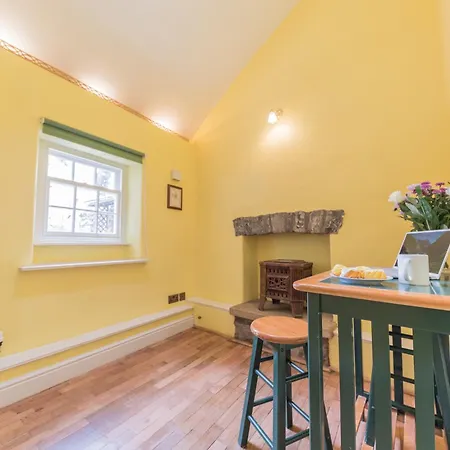 Georgian With Private Courtyard & Free Parking Сasa de vacaciones