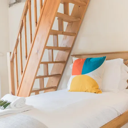 Georgian With Private Courtyard & Free Parking