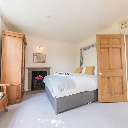 Georgian With Private Courtyard & Free Parking Сasa de vacaciones *