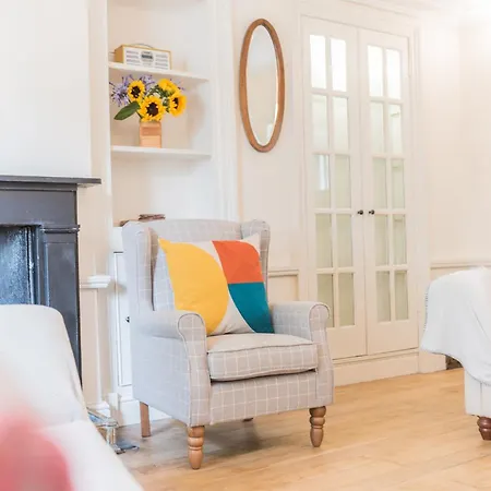 Georgian With Private Courtyard & Free Parking Сasa de vacaciones *