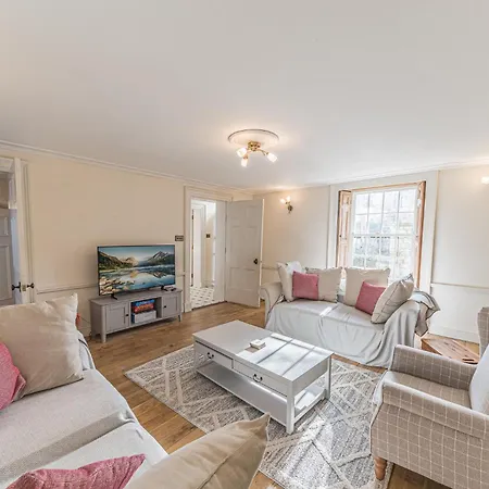 Georgian With Private Courtyard & Free Parking Сasa de vacaciones