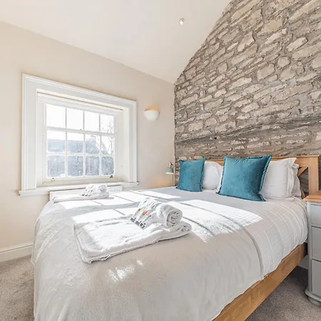 Georgian With Private Courtyard & Free Parking Сasa de vacaciones *