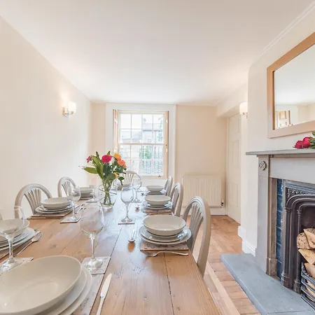 Сasa de vacaciones Georgian With Private Courtyard & Free Parking *