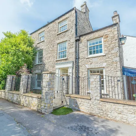 Georgian With Private Courtyard & Free Parking *